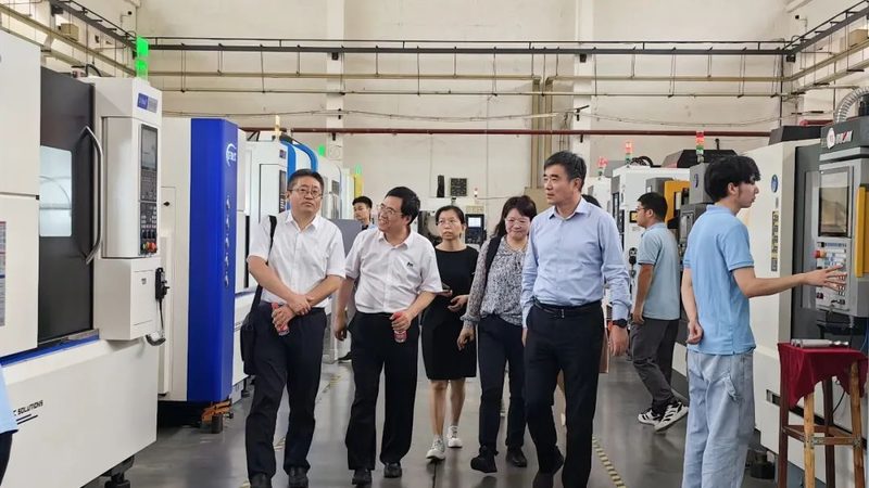 数控车床自动送料器：价格背后的价值考量**